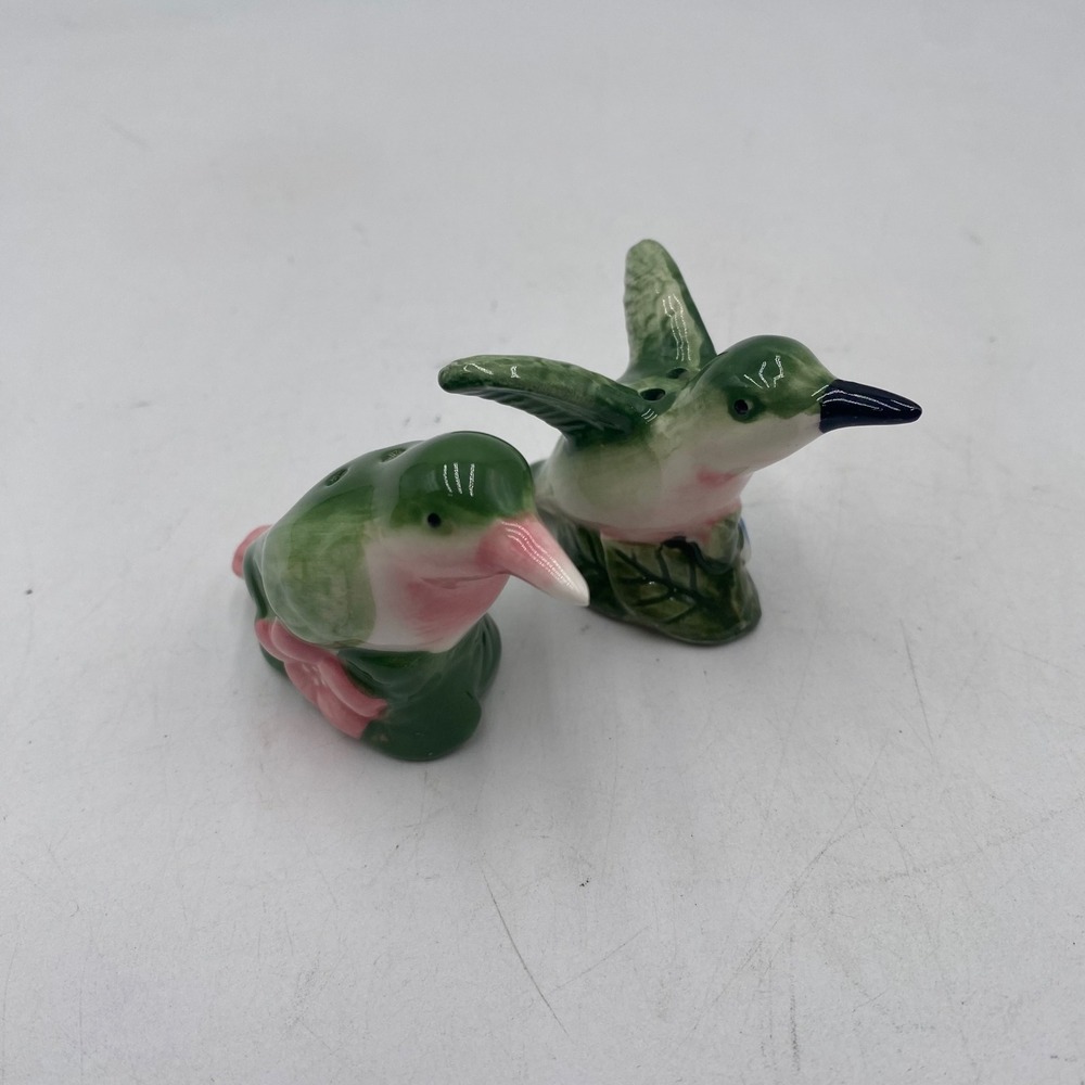 Vintage Hummingbird Salt and Pepper Shakers Ceramic Green Pink Bird Set‎